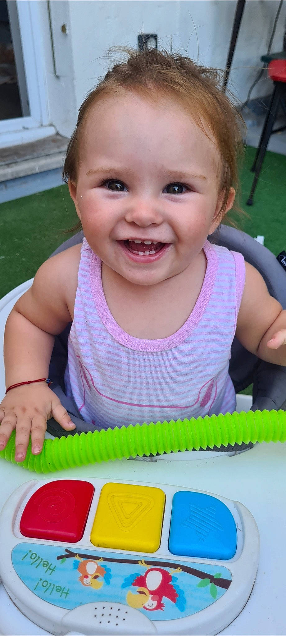 Ova a rejoint le concours — aidez-le/la à gagner de superbes lots ! baby, baby_playing_with_toys, baby_toddler_clothing, cheek, child, face, fun, green, happy, iris, joy, leisure, organ, person, photograph, pink, product, skin, smile, summer