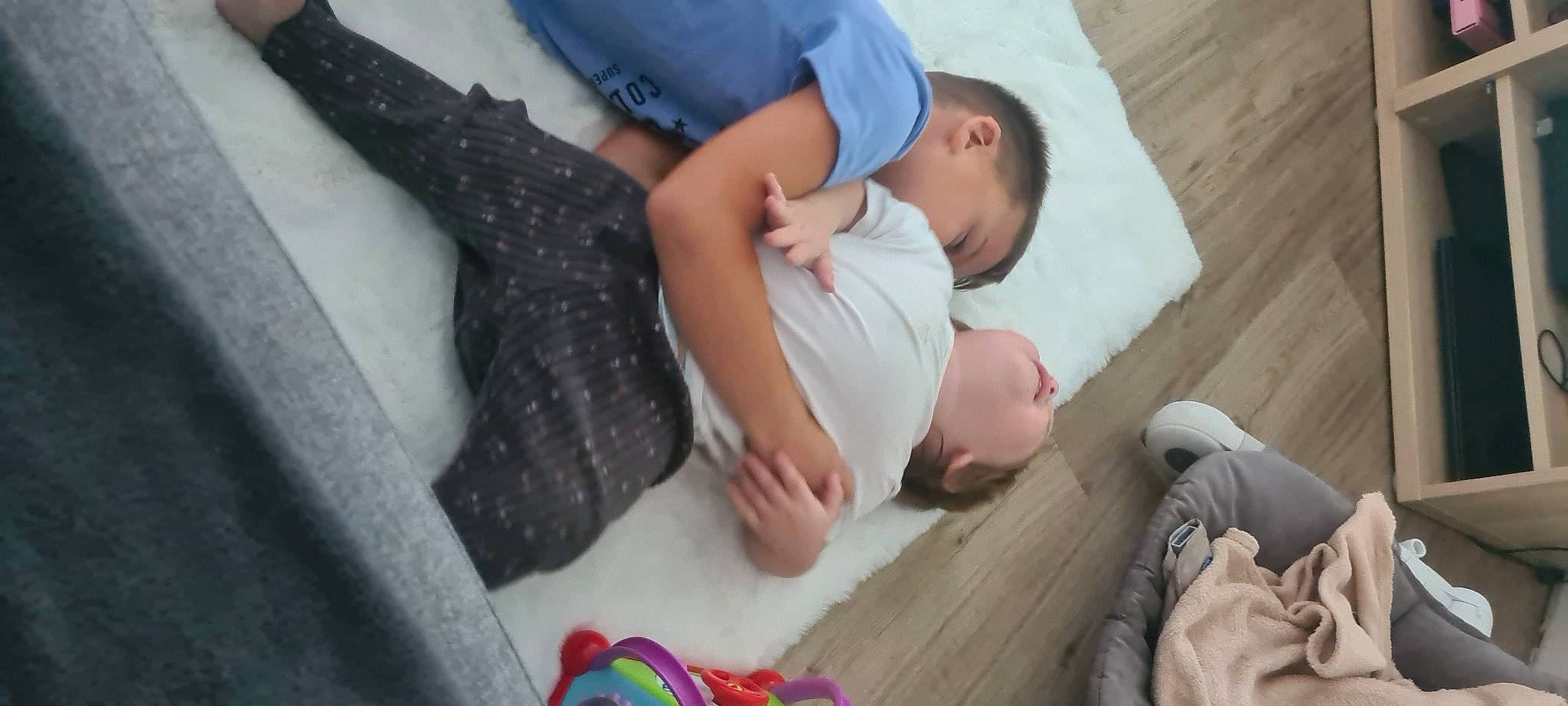 Ova participe au concours pour gagner de l'argent avec cette photo : baby, baby_toddler_clothing, child, comfort, elbow, finger, flooring, foot, gesture, happy, hardwood, human_leg, knee, linens, nail, person, textile, thigh, thumb, toddler