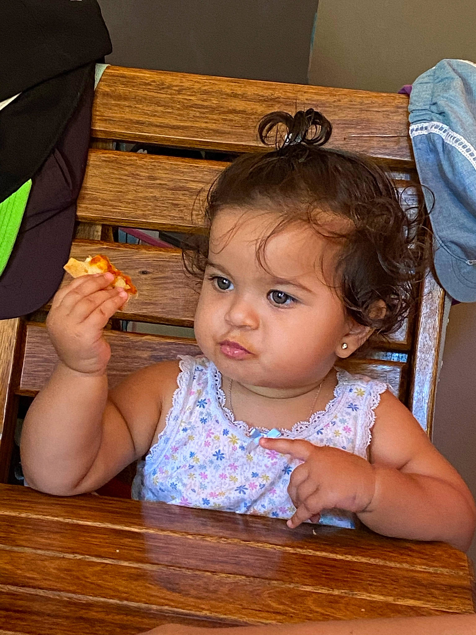 Chelsea participe au concours pour gagner de l'argent avec cette photo : baby_toddler_clothing, beauty, chair, cheek, child, chin, eyelash, fashion_accessory, finger, fun, happy, iris, leisure, person, sitting, skin, snapshot, table, tableware, toddler