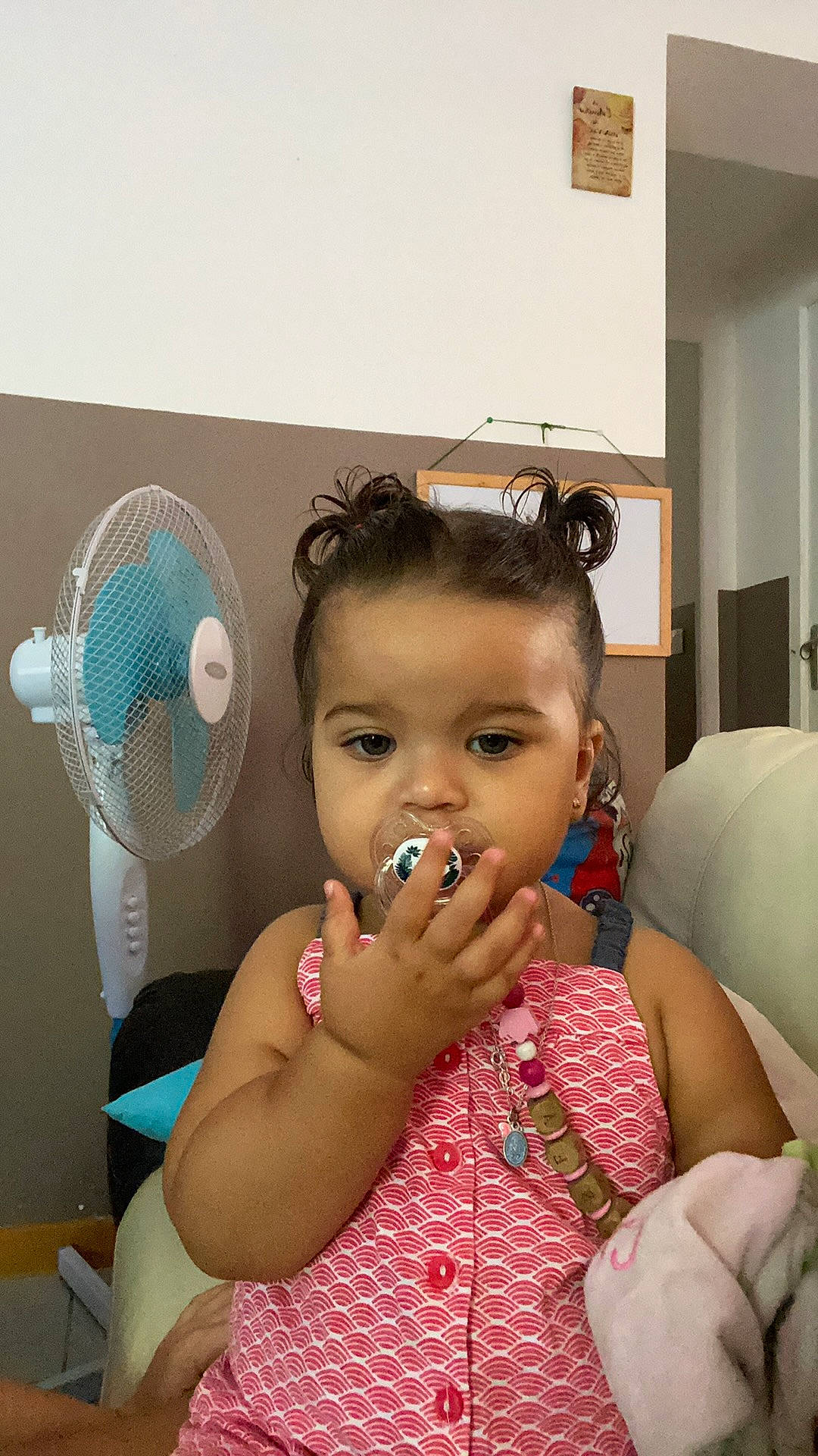 Chelsea participe au concours pour gagner de l'argent avec cette photo : baby, baby_toddler_clothing, black_hair, cheek, child, chin, ear, eye, eyelash, fun, gesture, hairstyle, happy, human_body, iris, neck, nose, person, shoulder, skin