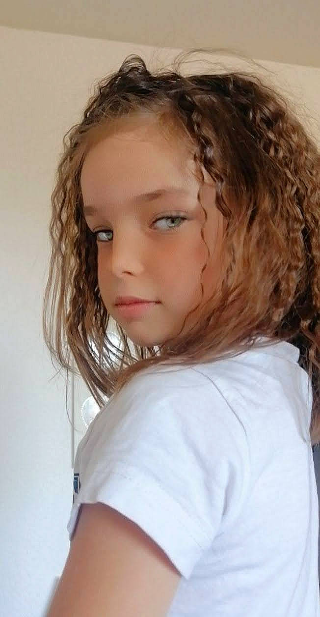 Eleanor a rejoint le concours — aidez-le/la à gagner de superbes lots ! black_hair, blond, cheek, eye, eyebrow, eyelash, flash_photography, forehead, hair, happy, iris, jaw, layered_hair, lip, long_hair, neck, nose, person, step_cutting, surfer_hair