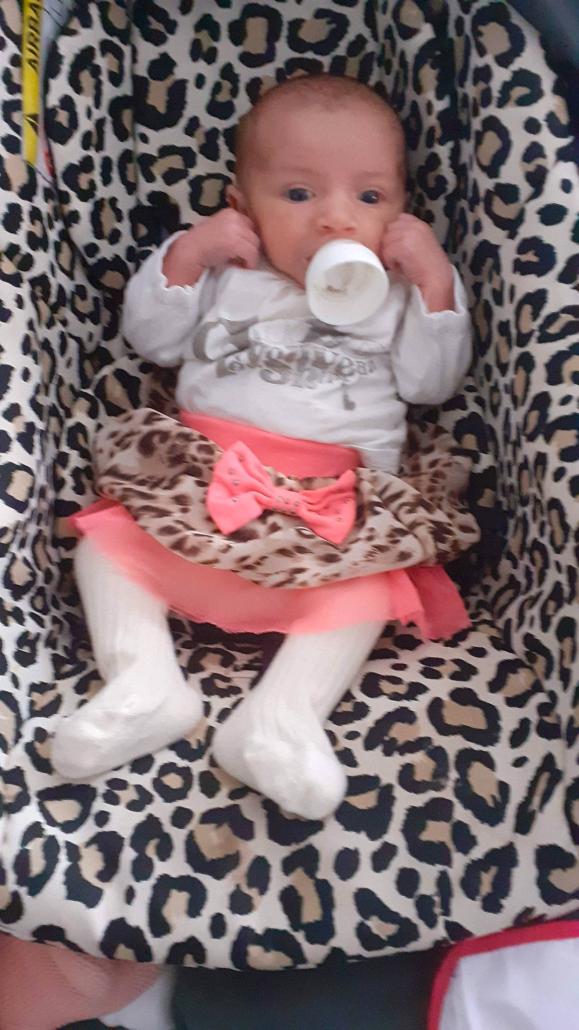 Memody participe au concours pour gagner de l'argent avec cette photo : baby, baby_products, baby_toddler_clothing, cheek, child, comfort, eye, foot, head, human_body, human_leg, pattern, person, pink, sitting, skin, sleeve, sock, thigh, toddler