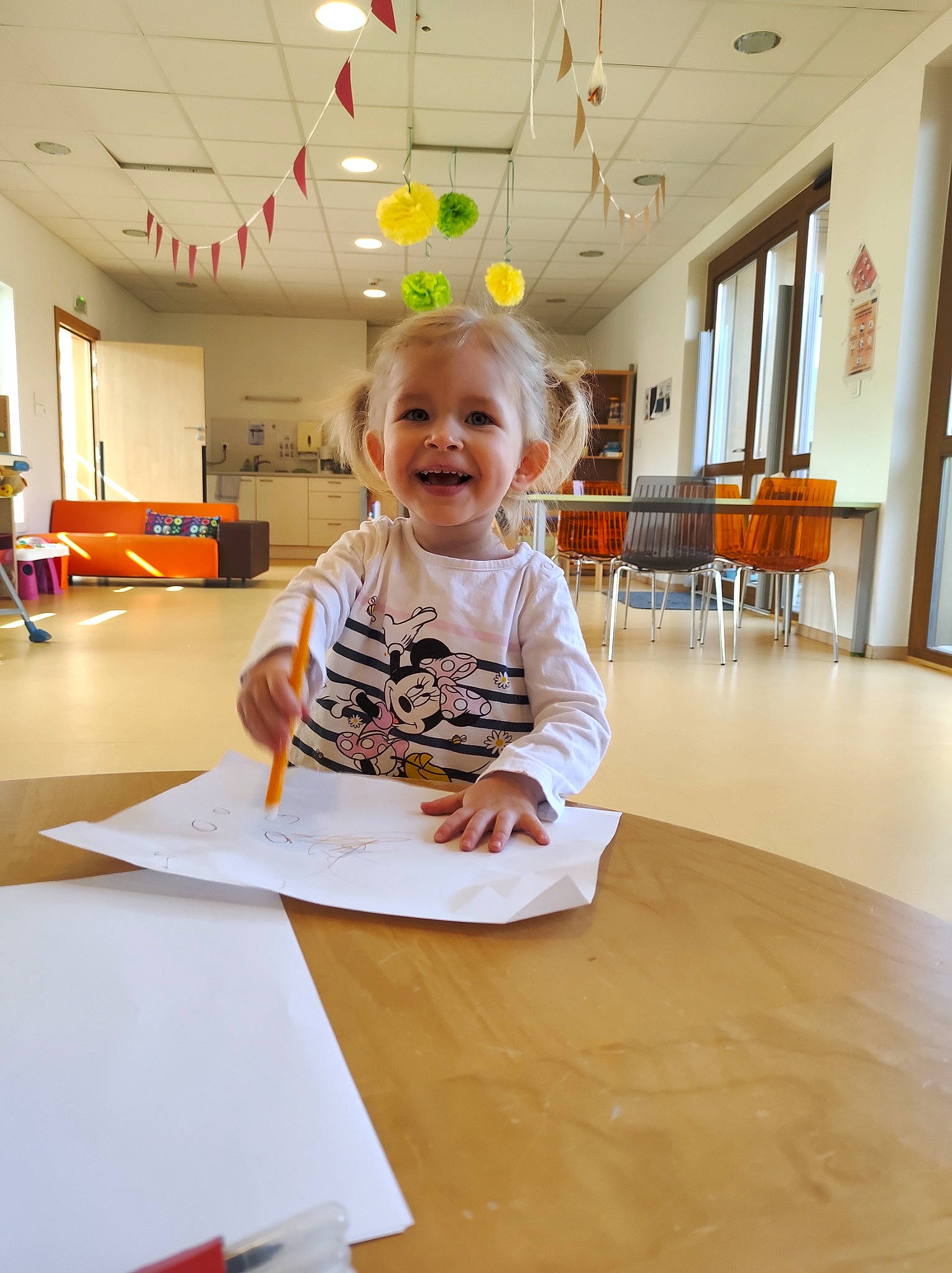 Louna participe au concours pour gagner de l'argent avec cette photo : ceiling, chair, child, event, floor, flooring, fun, happy, hardwood, houseplant, joy, laminate_flooring, leisure, person, room, sitting, smile, table, toddler, varnish