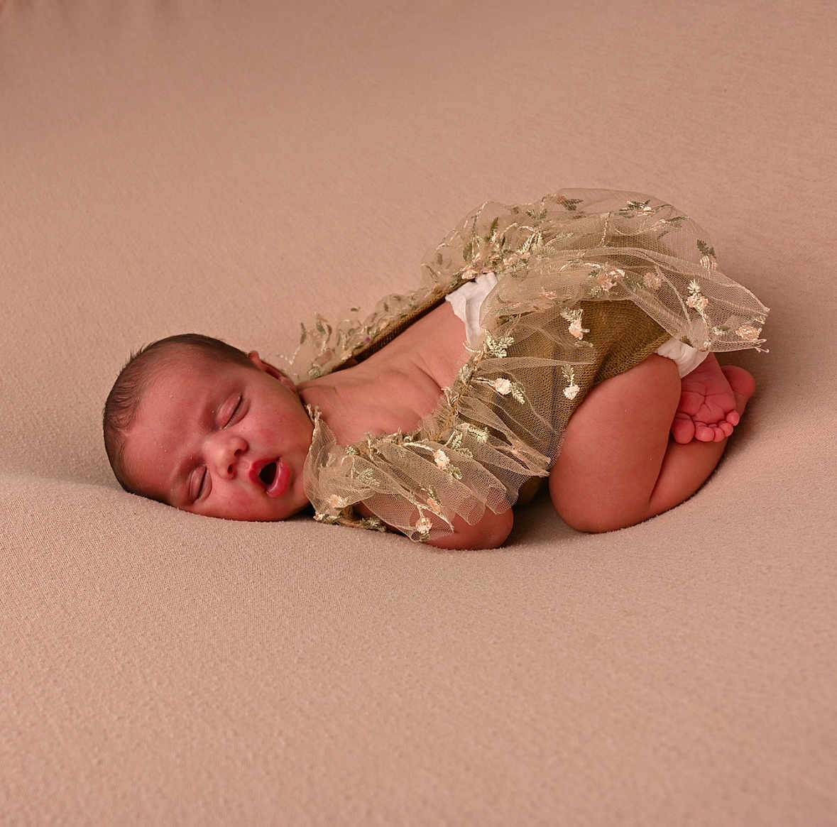 Gina a rejoint le concours — aidez-le/la à gagner de superbes lots ! newborn, baby, sleeping, infant, cute, soft, blanket, lace, floral, delicate, peaceful, portrait, child, resting, skin, pink, feet, head, closed_eyes, cozy