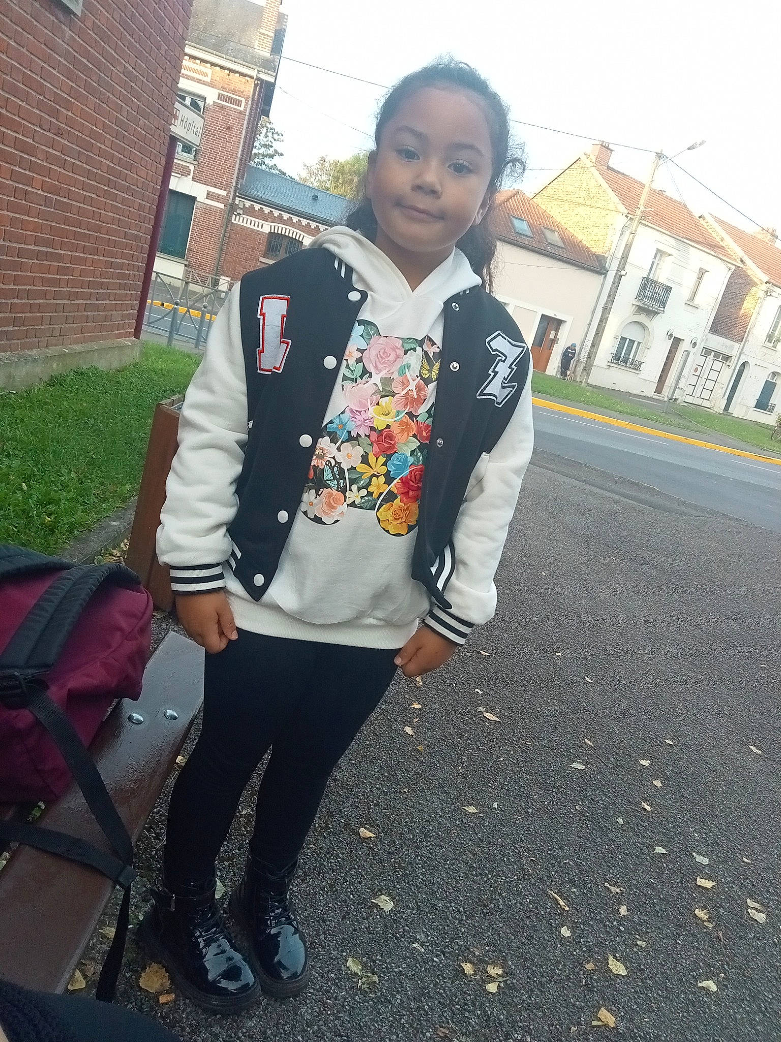 Ezia participe au concours pour gagner de l'argent avec cette photo : asphalt, blazer, cool, denim, electric_blue, fashion_accessory, fun, hairstyle, joy, pattern, person, plant, road_surface, school_uniform, sky, sleeve, standing, textile, toddler, uniform