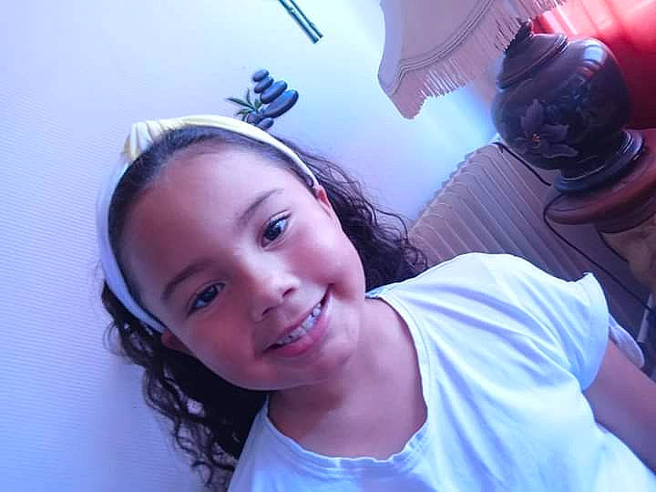 Ezia a rejoint le concours — aidez-le/la à gagner de superbes lots ! audio_equipment, black_hair, child, cool, ear, electric_blue, eyebrow, eyelash, fashion_accessory, flash_photography, fun, gesture, hairstyle, happy, jaw, joy, leisure, person, purple, smile