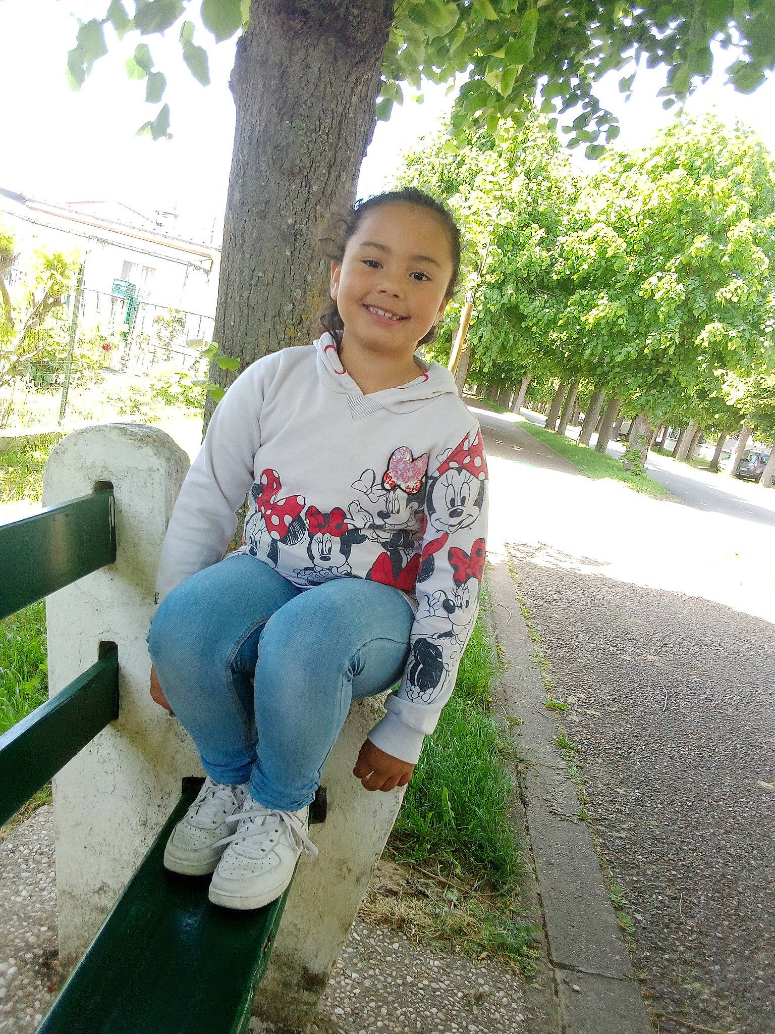 Ezia participe au concours pour gagner de l'argent avec cette photo : denim, fun, grass, happy, human_leg, jeans, joy, knee, leg, leisure, people_in_nature, person, plant, recreation, sitting, sleeve, smile, t_shirt, thigh, tree