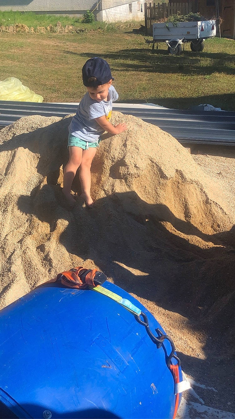 Lyam participe au concours pour gagner de l'argent avec cette photo : asphalt, blue, electric_blue, fun, green, hat, leisure, light, mammal, people, person, recreation, shade, shorts, summer, sunlight, t_shirt, tints_and_shades, tire, toddler