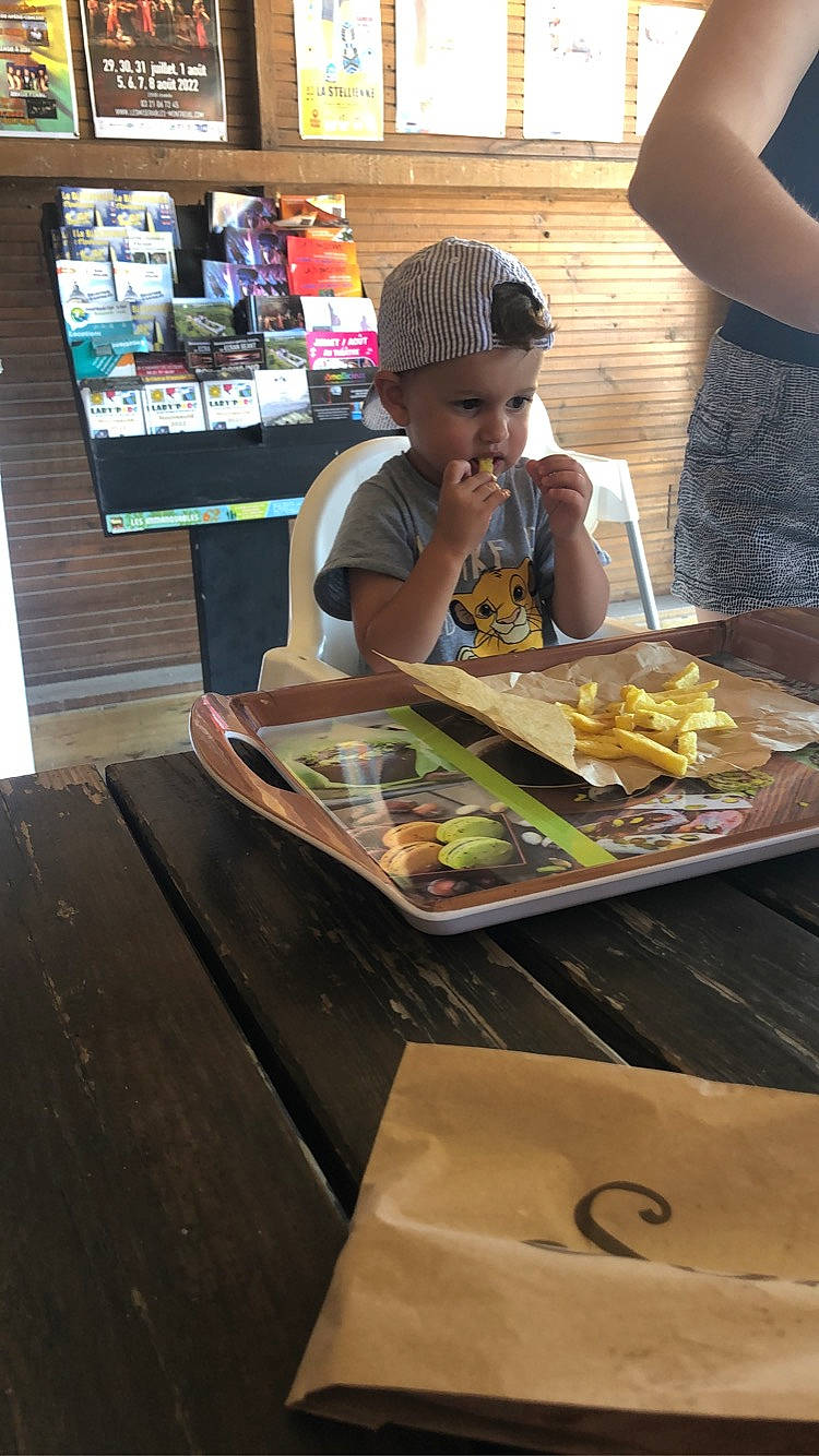 Lyam participe au concours pour gagner de l'argent avec cette photo : artist, baseball_cap, cap, cuisine, dish, finger_food, food, fun, games, headwear, indoor_games_and_sports, leisure, person, publication, recipe, recreation, retail, room, t_shirt, table