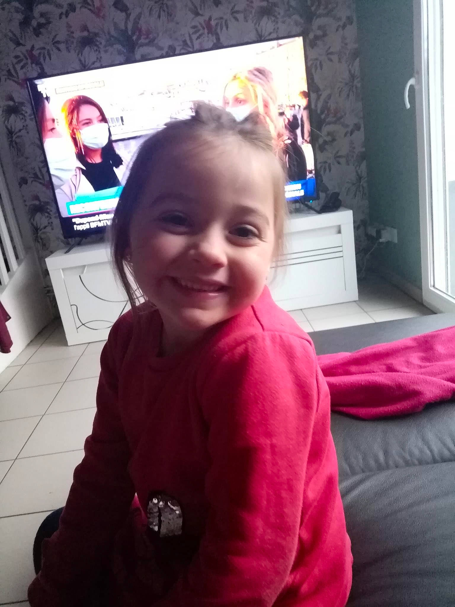 Naomie participe au concours pour gagner de l'argent avec cette photo : baby, baby_toddler_clothing, cabinetry, chest_of_drawers, child, display_device, door, drawer, eye, head, home, home_door, joy, laugh, long_sleeved_t_shirt, magenta, person, picture_frame, pink, room