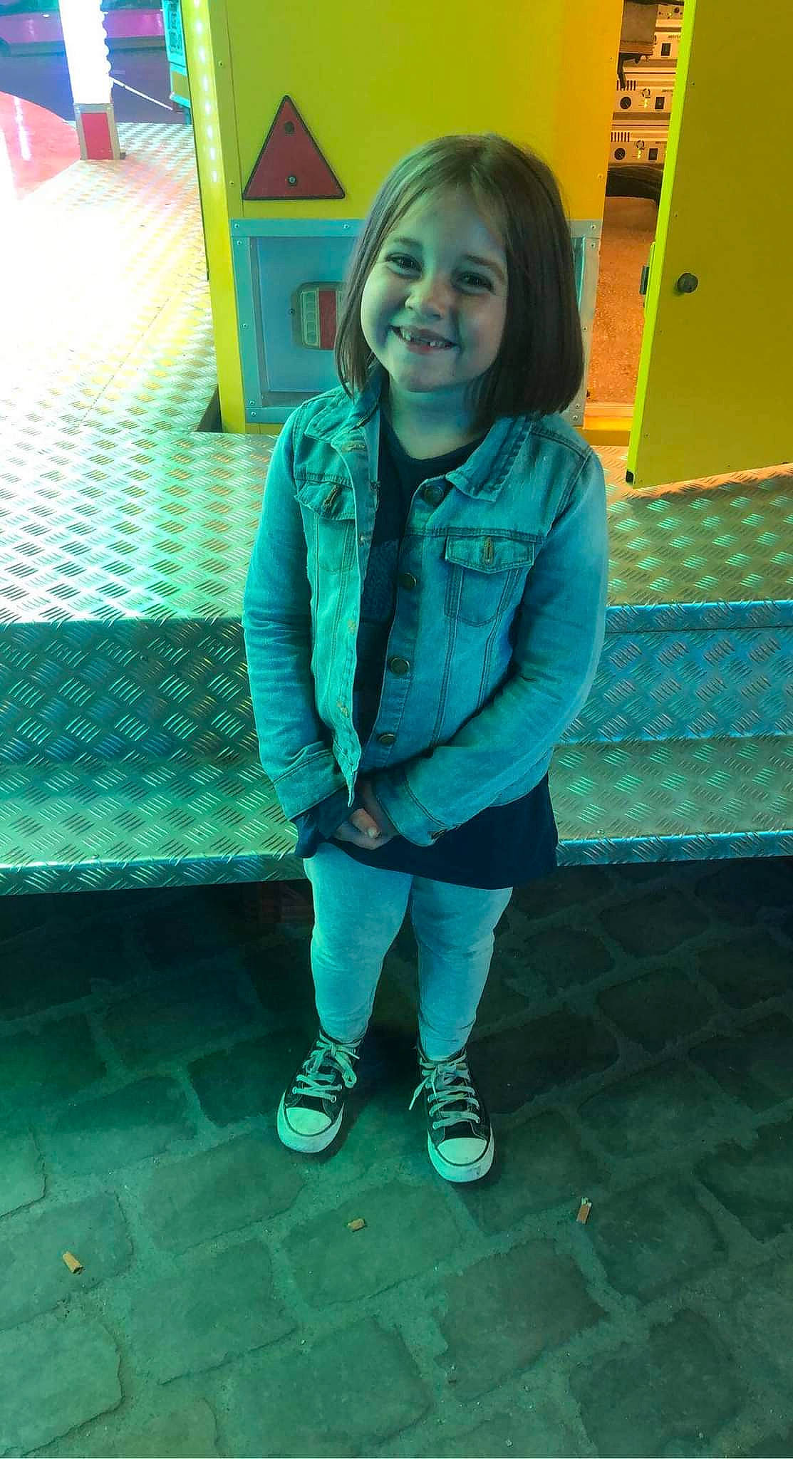 Naomie participe au concours pour gagner de l'argent avec cette photo : aqua, blue, eye, facial_expression, fun, green, hair, happy, head, joy, knee, leg, leisure, person, photograph, shoe, skin, smile, sneakers, thigh