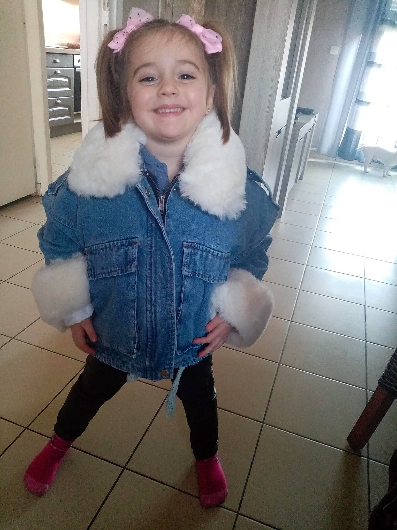 Naomie a rejoint le concours — aidez-le/la à gagner de superbes lots ! animal_product, baby_toddler_clothing, child, cool, floor, flooring, fur, fur_clothing, iris, jacket, joy, magenta, natural_material, outerwear, person, pink, purple, sleeve, street_fashion, textile