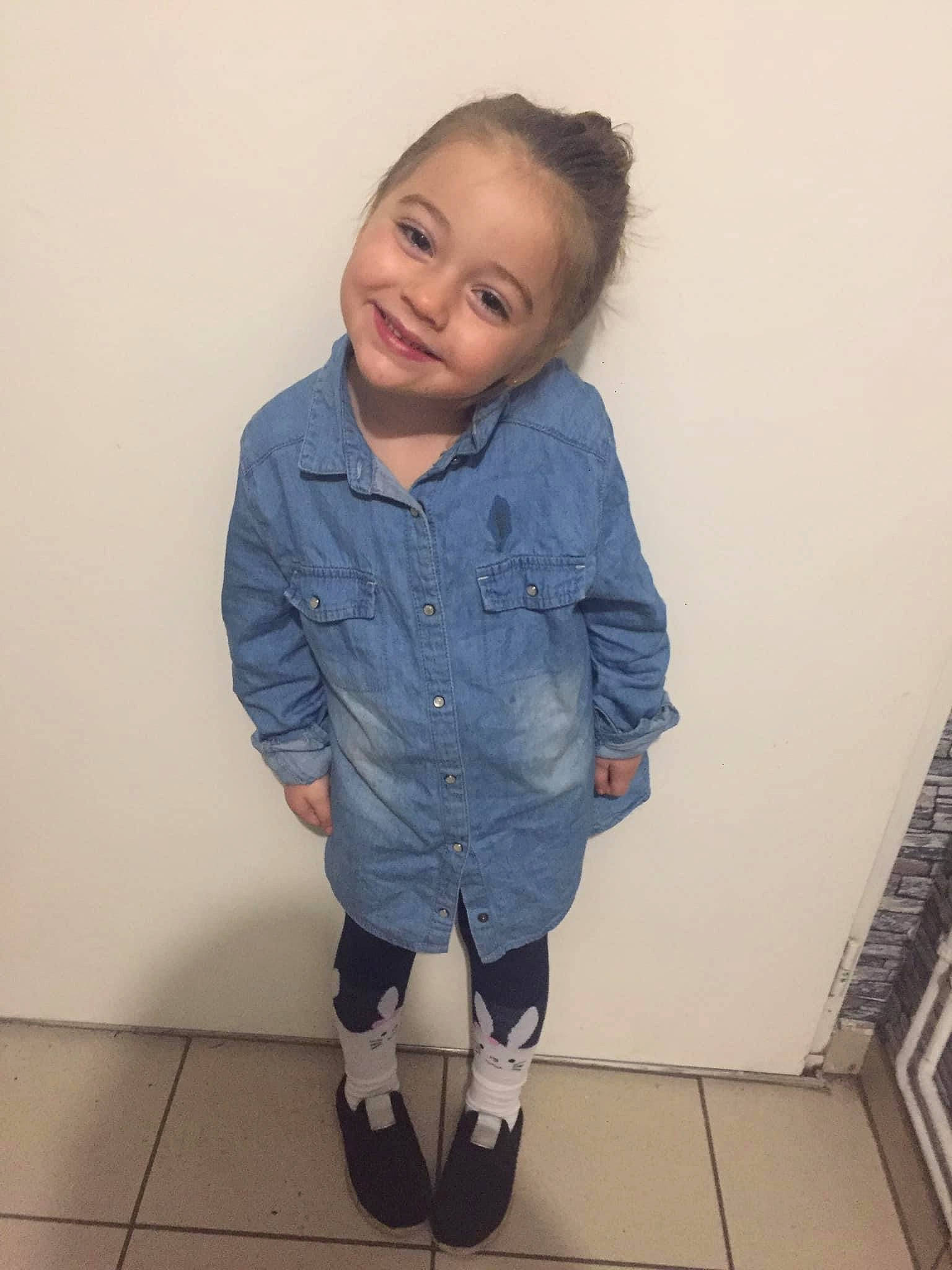 Naomie participe au concours pour gagner de l'argent avec cette photo : baby_toddler_clothing, blond, button, child_model, clothing, collar, iris, joint, joy, knee, laugh, person, shirt, sleeve, sock, toddler