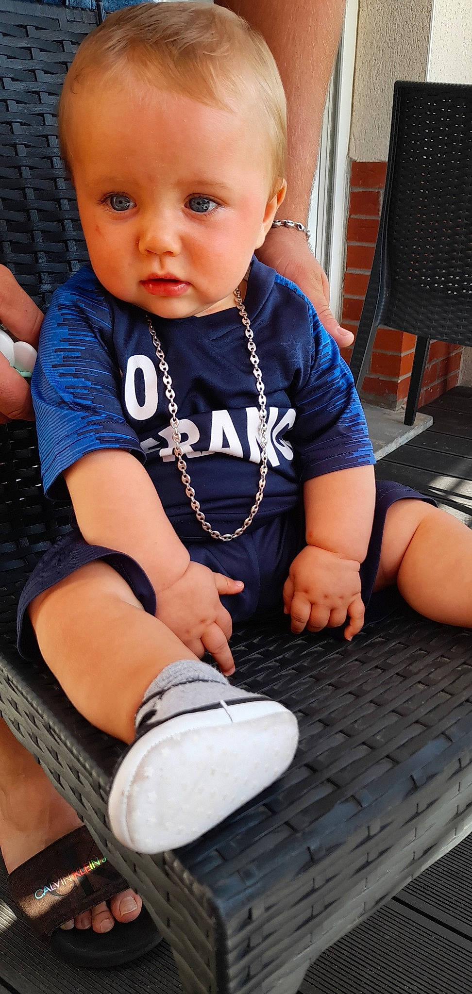 Tayson a rejoint le concours — aidez-le/la à gagner de superbes lots ! arm, baby, baby_toddler_clothing, black, blue, chin, cool, elbow, electric_blue, facial_expression, finger, joint, knee, leg, leisure, neck, person, skin, sleeve, thigh