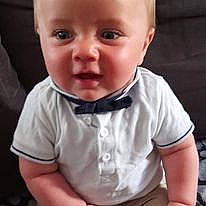 Tayson a rejoint le concours — aidez-le/la à gagner de superbes lots ! baby, baby_toddler_clothing, cheek, collar, dress_shirt, ear, eyelash, formal_wear, hair, happy, human_body, iris, jaw, nose, person, sleeve, smile, t_shirt, thumb, tie