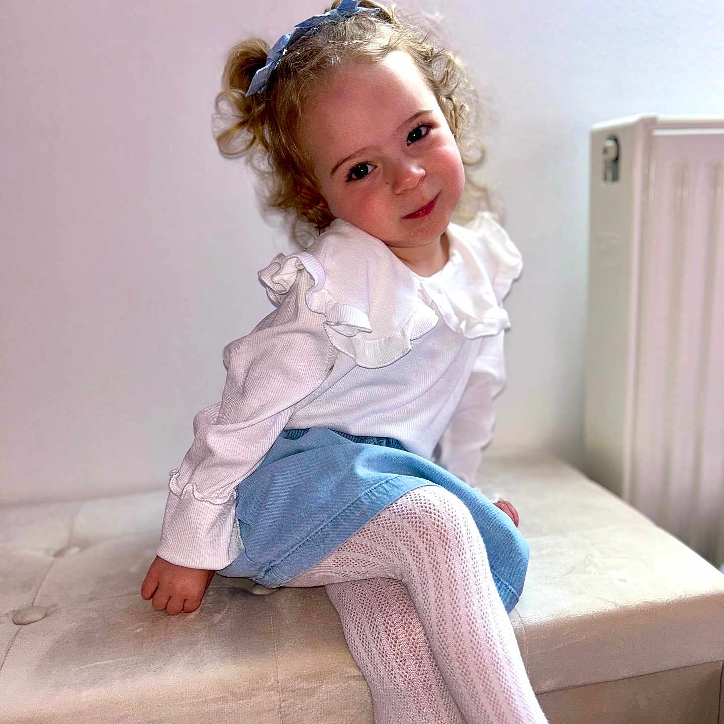 Mya participe au concours pour gagner de l'argent avec cette photo : blonde, bodypart, child, clothing, face, female, finger, girl, hair, happy, head, hosiery, pants, person, photography, portrait, sitting, sleeve, smile, sock