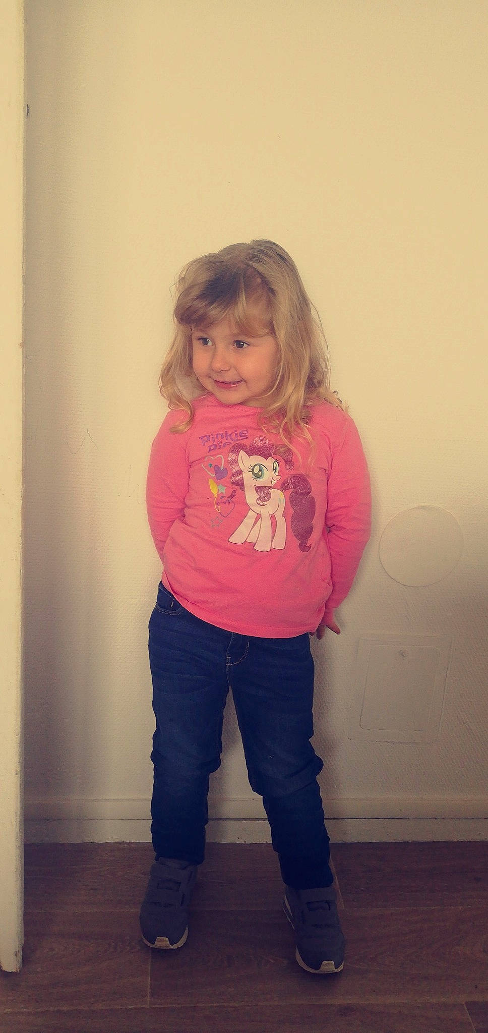 Lilou a rejoint le concours — aidez-le/la à gagner de superbes lots ! beauty, child, clothing, day, facial_expression, fun, girl, hair, human_hair_color, joy, person, photograph, pink, purple, red, shoulder, sitting, skin, smile, standing