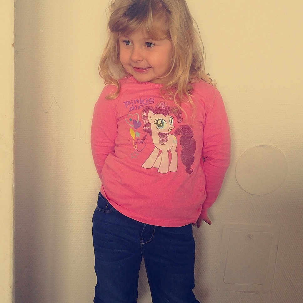 Lilou a rejoint le concours — aidez-le/la à gagner de superbes lots ! beauty, child, clothing, day, facial_expression, fun, girl, hair, human_hair_color, joy, person, photograph, pink, purple, red, shoulder, sitting, skin, smile, standing