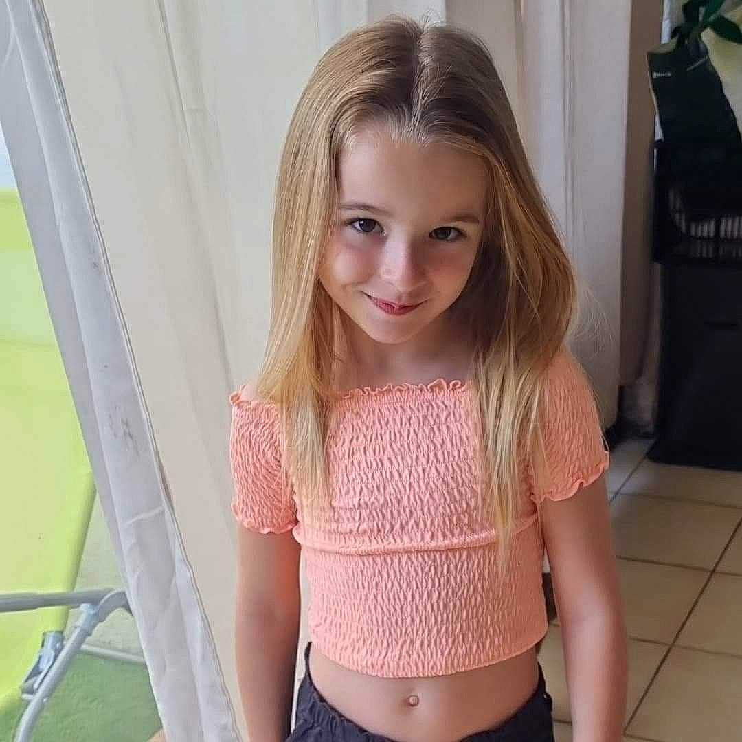 Taina participe au concours pour gagner de l'argent avec cette photo : eyelash, fashion, hair, happy, iris, joint, joy, layered_hair, lip, long_hair, neck, organ, person, pink, shoulder, skin, sleeve, smile, standing, thigh