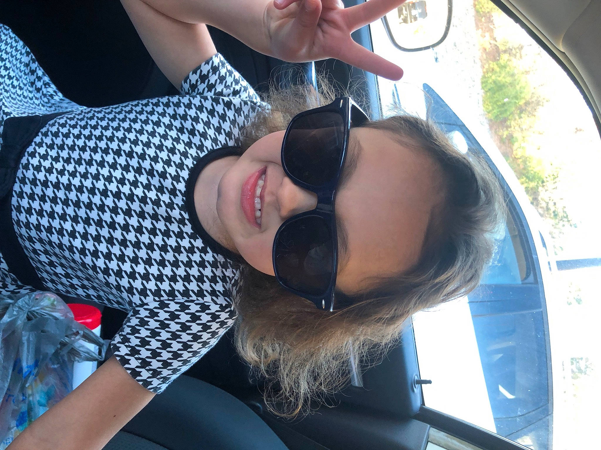 Kya is registered to the contest to win money with this photo: beard, black_hair, cool, elbow, electric_blue, eyewear, facial_expression, finger, fun, gesture, goggles, happy, joy, leisure, mouth, neck, person, smile, snapshot, sunglasses