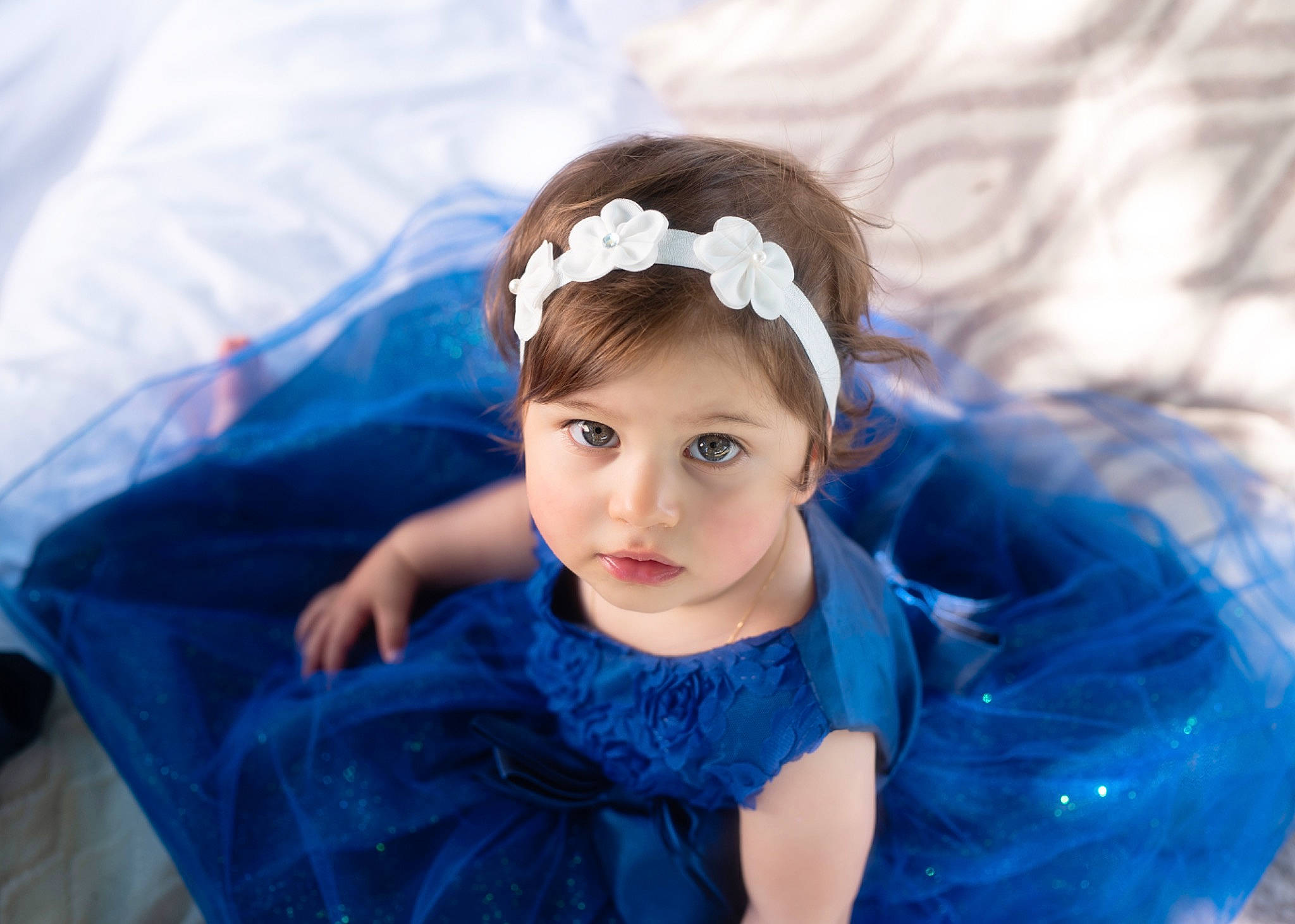 Naomie a rejoint le concours — aidez-le/la à gagner de superbes lots ! azure, baby, baby_toddler_clothing, black_hair, child, dress, electric_blue, eyelash, fashion_accessory, flash_photography, fun, grass, hair_accessory, happy, headband, headgear, headpiece, person, smile, textile