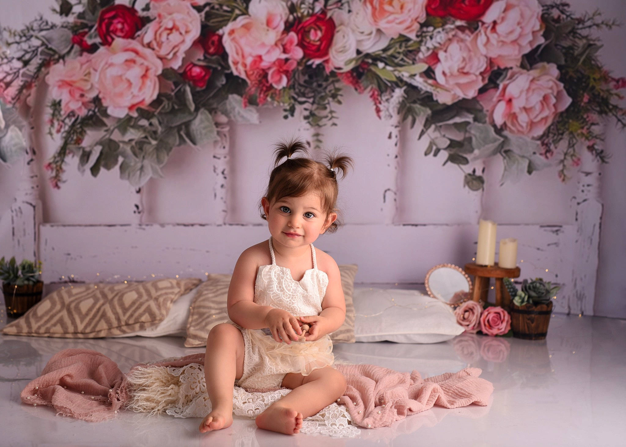 Naomie a rejoint le concours — aidez-le/la à gagner de superbes lots ! baby, baby_toddler_clothing, dress, eye, face, flash_photography, flower, flower_arranging, happy, head, joy, person, petal, photograph, pink, plant, smile, textile, toddler, toy