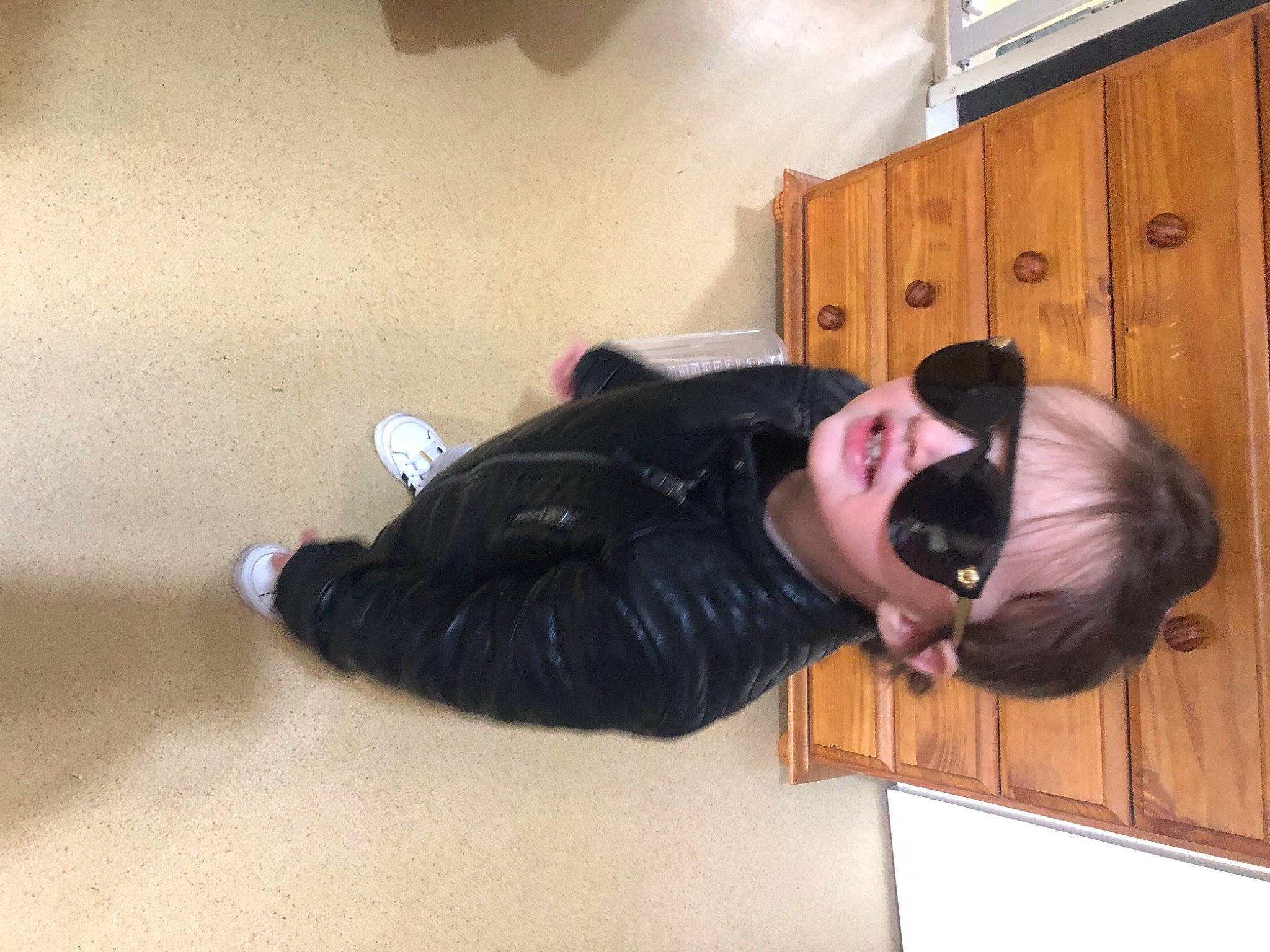 Bonnie a rejoint le concours — aidez-le/la à gagner de superbes lots ! cabinetry, comfort, eyewear, flooring, fun, fur, glasses, glove, hardwood, jacket, knee, person, room, sitting, sunglasses, wood, wood_stain