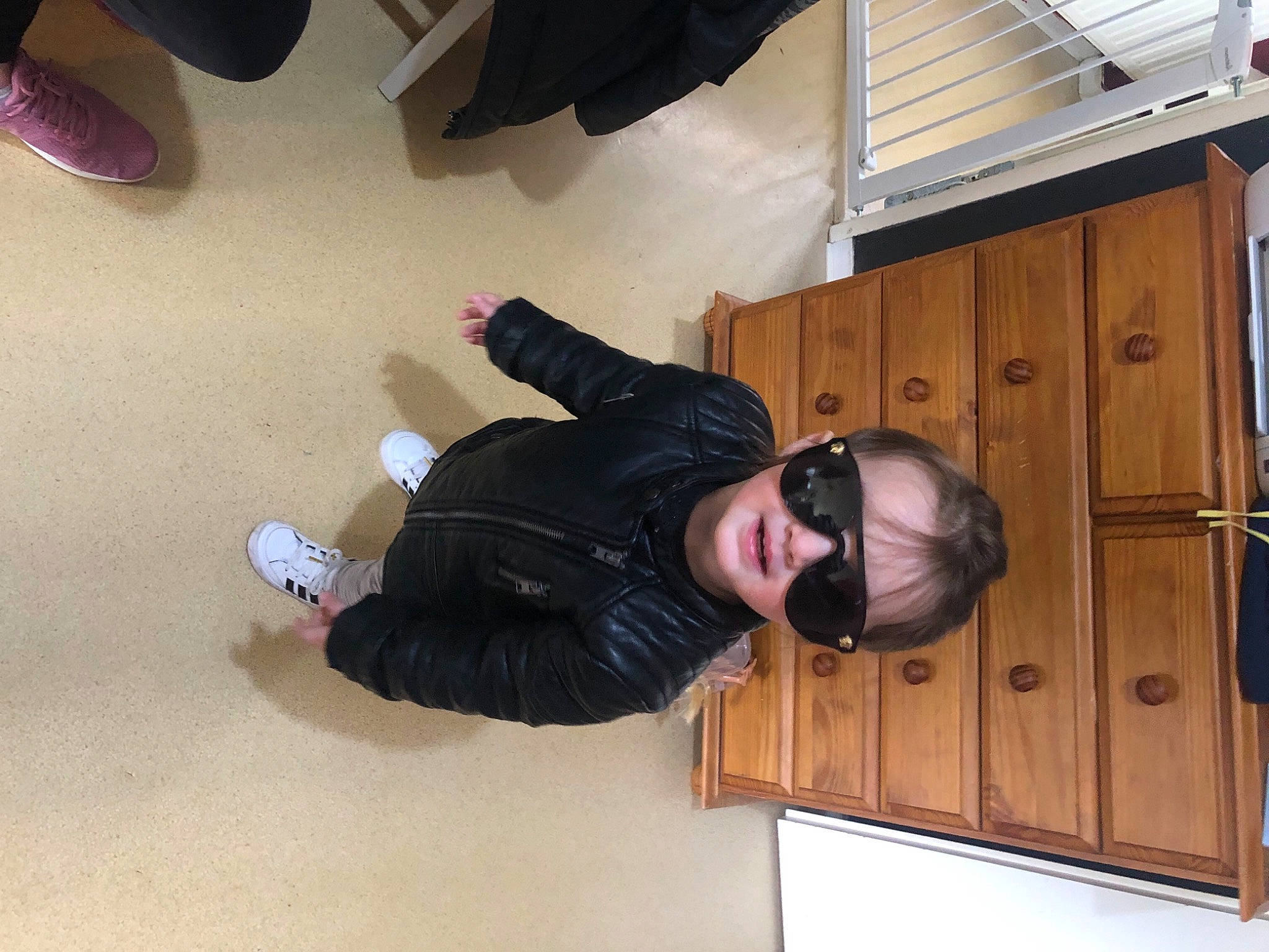 Bonnie a rejoint le concours — aidez-le/la à gagner de superbes lots ! boot, cabinetry, comfort, floor, flooring, foot, footwear, fun, hardwood, human_body, human_leg, jacket, knee, leg, person, shoe, sneakers, sock, thigh, window