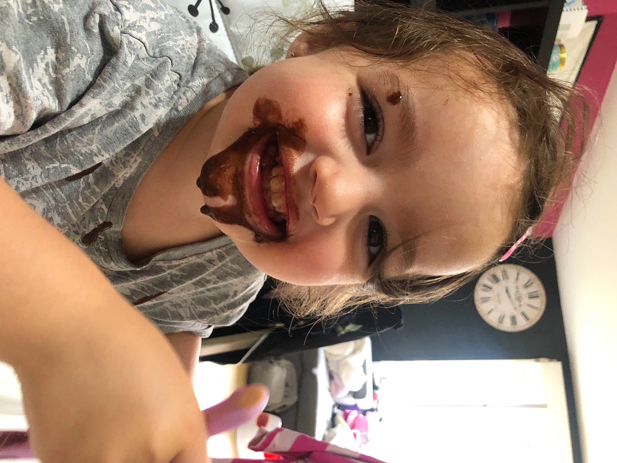 Bonnie a rejoint le concours — aidez-le/la à gagner de superbes lots ! camouflage, cheek, chin, clock, eye, eyebrow, eyelash, eyewear, fashion, forehead, gesture, happy, human, jaw, joy, lip, mouth, neck, nose, person