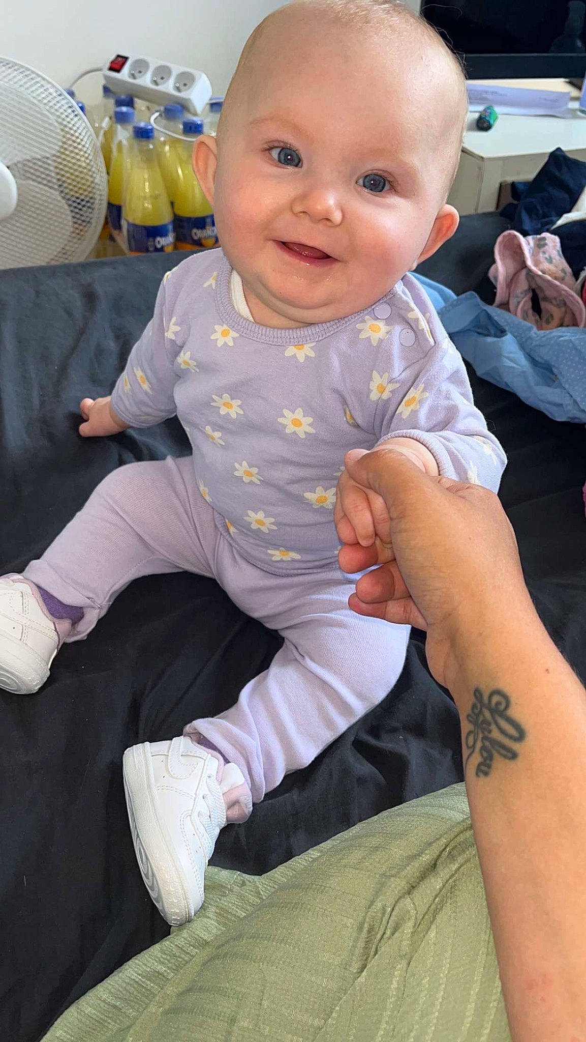 Athënaÿs a rejoint le concours — aidez-le/la à gagner de superbes lots ! baby, baby_toddler_clothing, black, cheek, child, elbow, finger, fun, gesture, hairstyle, happy, joint, joy, knee, muscle, person, skin, smile, thumb, toddler