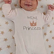 Della participe au concours pour gagner de l'argent avec cette photo : baby, smiling, headband, bow, onesie, blanket, star_pattern, infant, cute, happy, face, child, lying_down, soft_texture, cozy, apparel, portrait, young_child, indoors, sleepwear