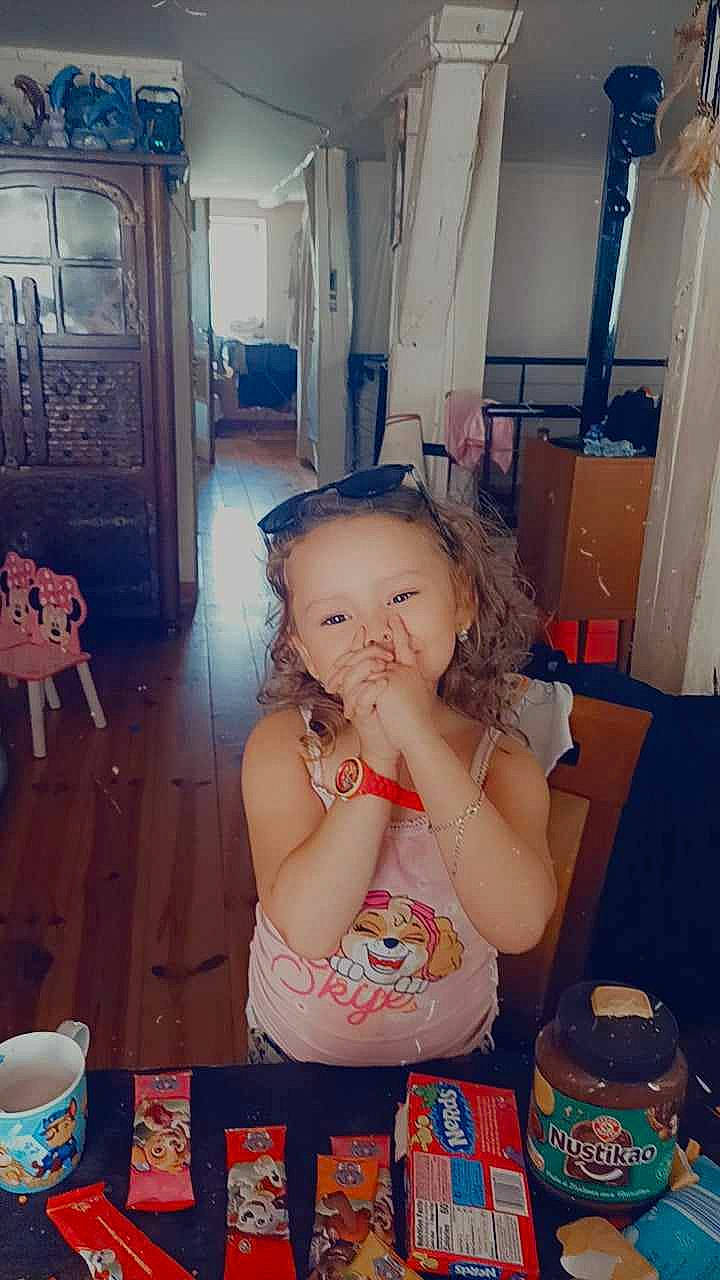 Naëlle participe au concours pour gagner de l'argent avec cette photo : baby, chair, child, coffee_cup, comfort_food, cup, drink, drinkware, flooring, fun, happy, mug, party, person, play, refrigerator, sitting, sweetness, table, tableware