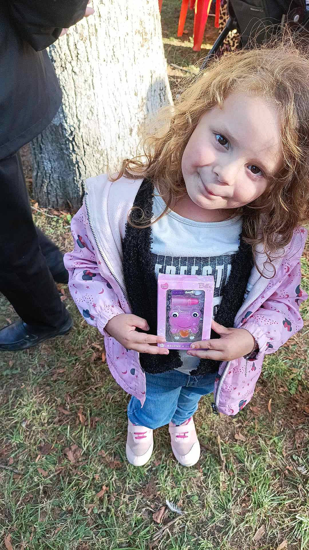 Naëlle a rejoint le concours — aidez-le/la à gagner de superbes lots ! adaptation, child, eye, fun, grass, grass_family, happy, head, joy, leg, leisure, people_in_nature, person, plant, play, recreation, sitting, skin, sneakers, toddler