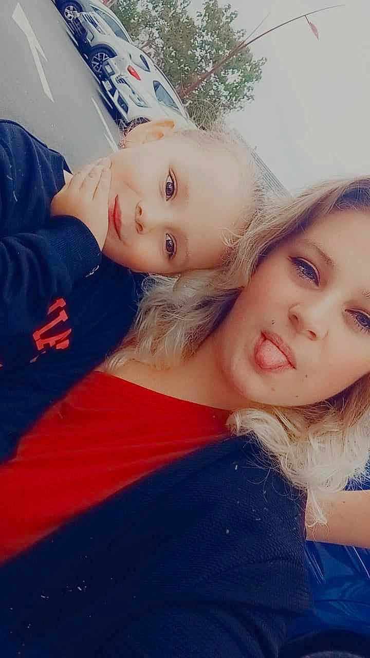 Naëlle a rejoint le concours — aidez-le/la à gagner de superbes lots ! cheek, cloud, comfort, electric_blue, eyelash, fun, gesture, happy, hat, iris, leisure, lip, long_hair, mouth, nose, person, selfie, shoulder, sitting, t_shirt