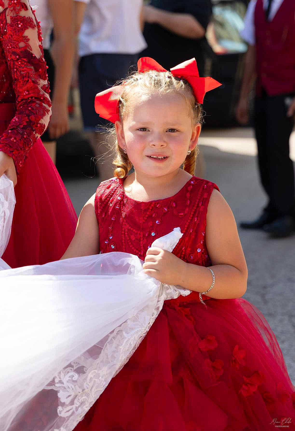 Naëlle a rejoint le concours — aidez-le/la à gagner de superbes lots ! bridal_clothing, child, dress, event, fashion, formal_wear, fun, gown, happy, headpiece, human, joy, magenta, person, pink, red, skin, smile, toddler, tradition