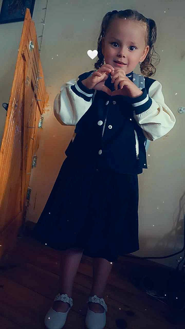 Naëlle participe au concours pour gagner de l'argent avec cette photo : blond, child, day_dress, dress, electric_blue, fashion_design, flash_photography, formal_wear, fun, gesture, hairstyle, happy, joy, overcoat, person, shoulder, skin, sleeve, standing, toddler