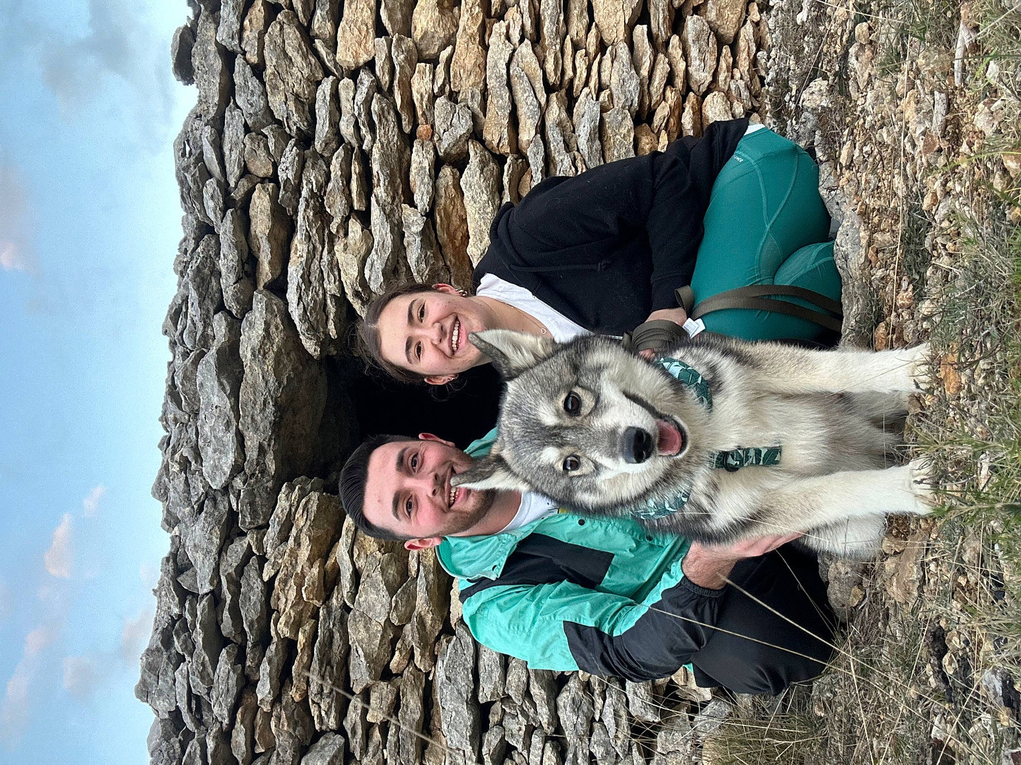 Lina participe au concours pour gagner de l'argent avec cette photo : adventure, branch, cloud, companion_dog, dog_breed, fun, grass, happy, leisure, outerwear, people_in_nature, recreation, sky, smile, sunglasses, tree, trunk, winter, wood, woody_plant