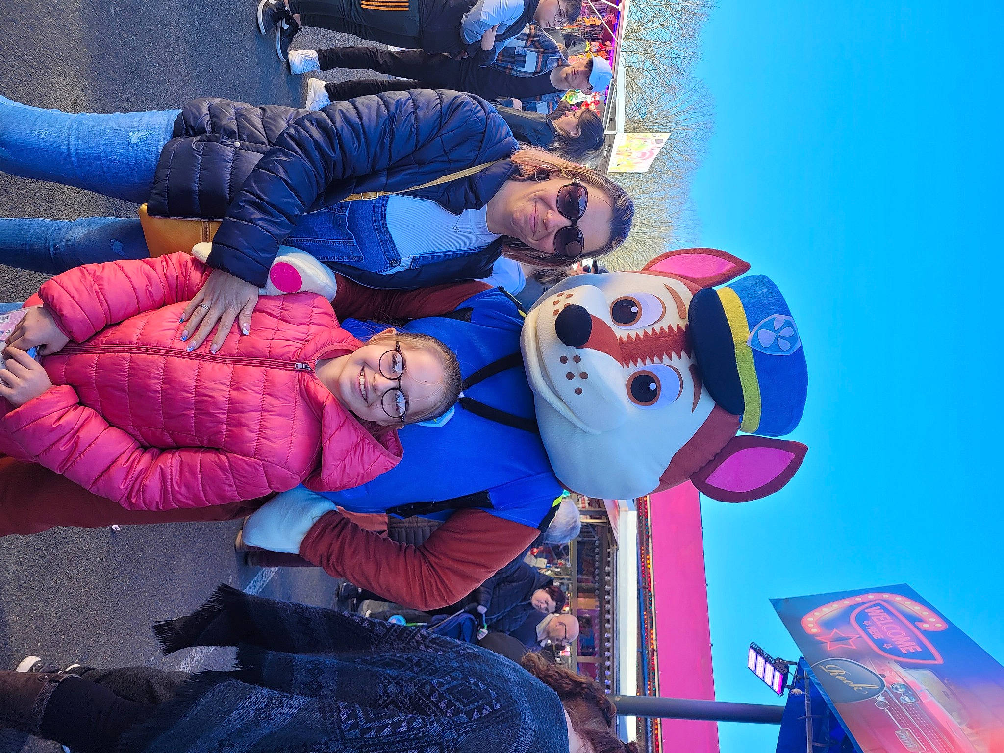 Inna a rejoint le concours — aidez-le/la à gagner de superbes lots ! blue, electric_blue, event, fun, happy, hat, headwear, joy, lap, leisure, magenta, person, pink, purple, recreation, red, sky, smile, thigh, tourism