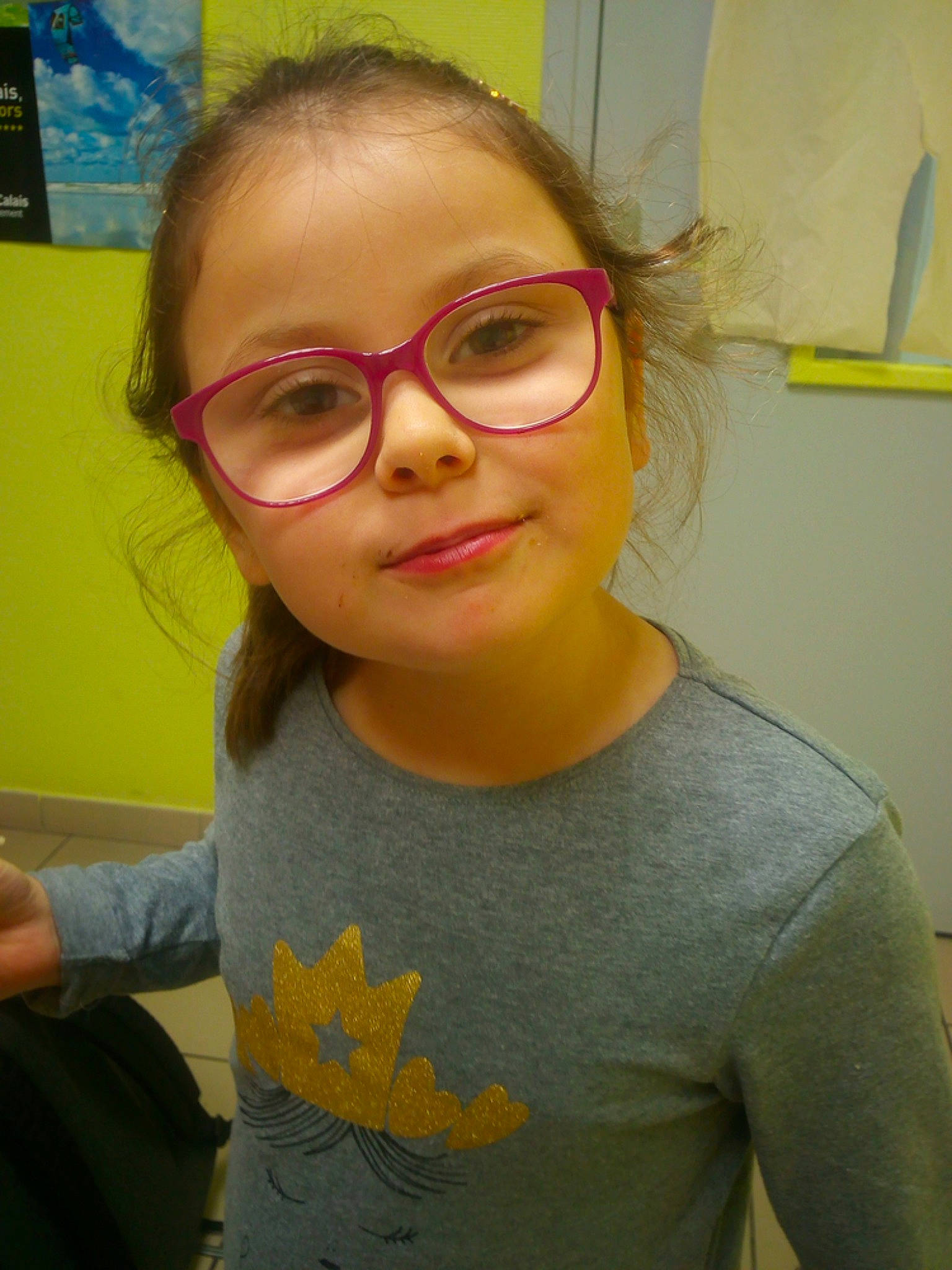 Alicia a rejoint le concours — aidez-le/la à gagner de superbes lots ! arm, chin, cool, ear, eyebrow, eyewear, face, forehead, fun, glasses, hair, hairstyle, head, jaw, lip, mouth, neck, person, smile, t_shirt