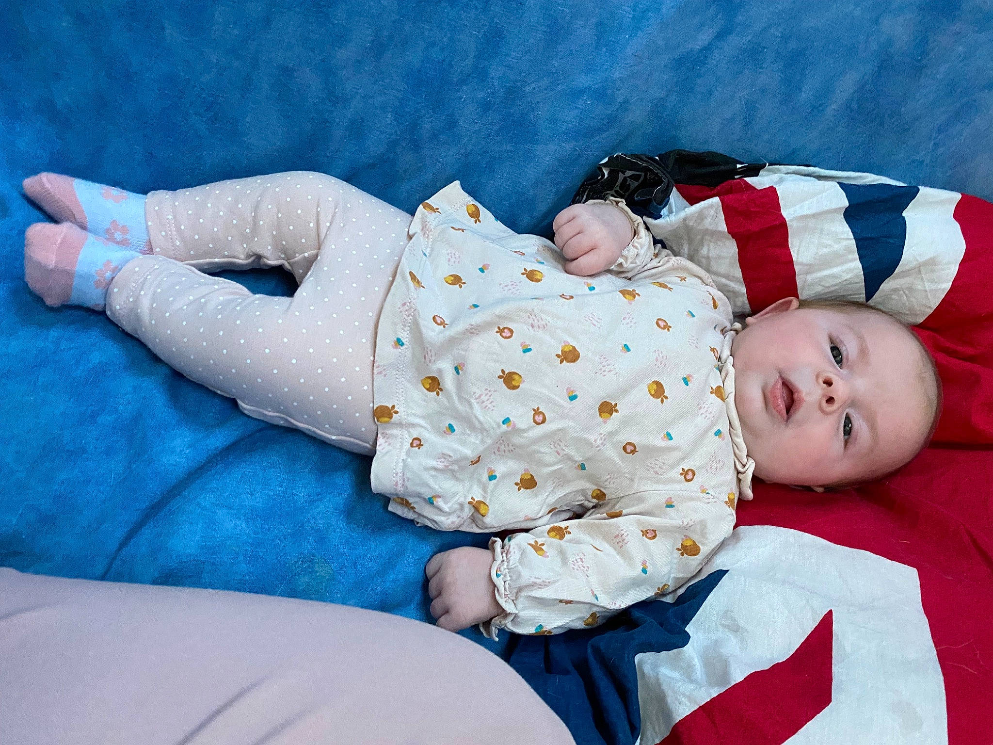 Chaynna a rejoint le concours — aidez-le/la à gagner de superbes lots ! baby, baby_products, baby_sleeping, baby_toddler_clothing, bedtime, child, comfort, elbow, electric_blue, hand, human_leg, linens, nap, pattern, person, room, sitting, sleep, sleeve, textile