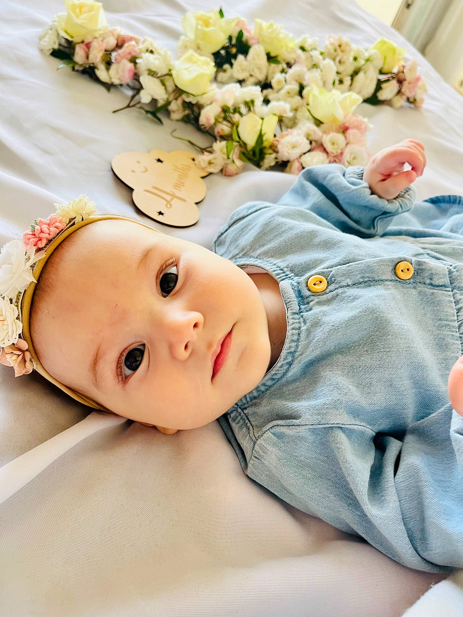 Lucie a rejoint le concours — aidez-le/la à gagner de superbes lots ! artificial_flower, baby, baby_toddler_clothing, bouquet, child, comfort, facial_expression, floristry, flower, flower_arranging, happy, headgear, headpiece, linens, peach, person, petal, plant, rose, textile