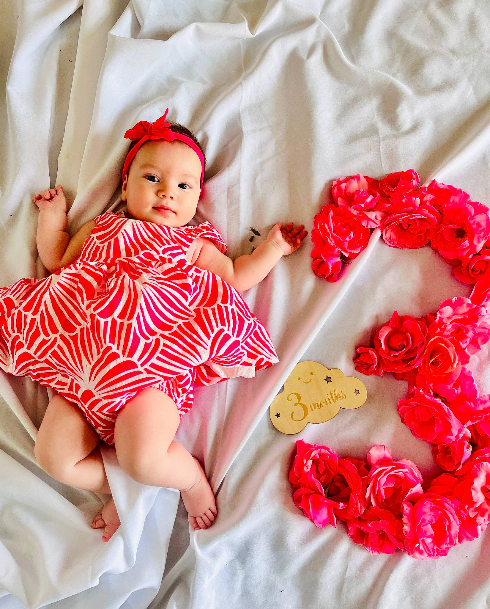 Lucie a rejoint le concours — aidez-le/la à gagner de superbes lots ! arm, baby_toddler_clothing, beauty, comfort, day_dress, dress, finger, hand, headgear, linens, magenta, one_piece_garment, pattern, person, petal, pink, red, skin, sleeve, textile