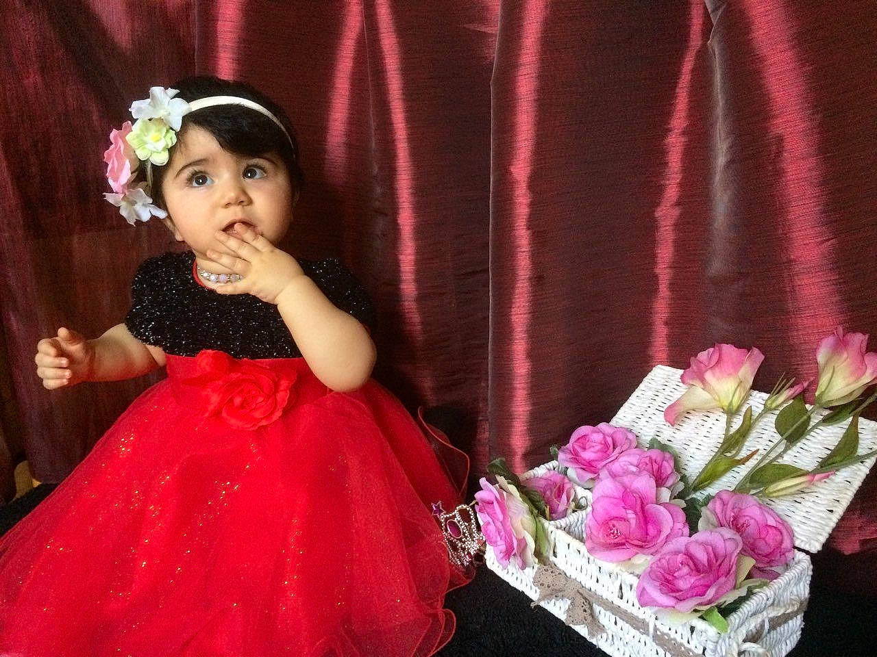 Melina a rejoint le concours — aidez-le/la à gagner de superbes lots ! baby_toddler_clothing, bridal_party_dress, curtain, day_dress, dress, fashion_design, flash_photography, flower, formal_wear, gown, happy, headpiece, magenta, one_piece_garment, person, petal, pink, plant, textile, toddler