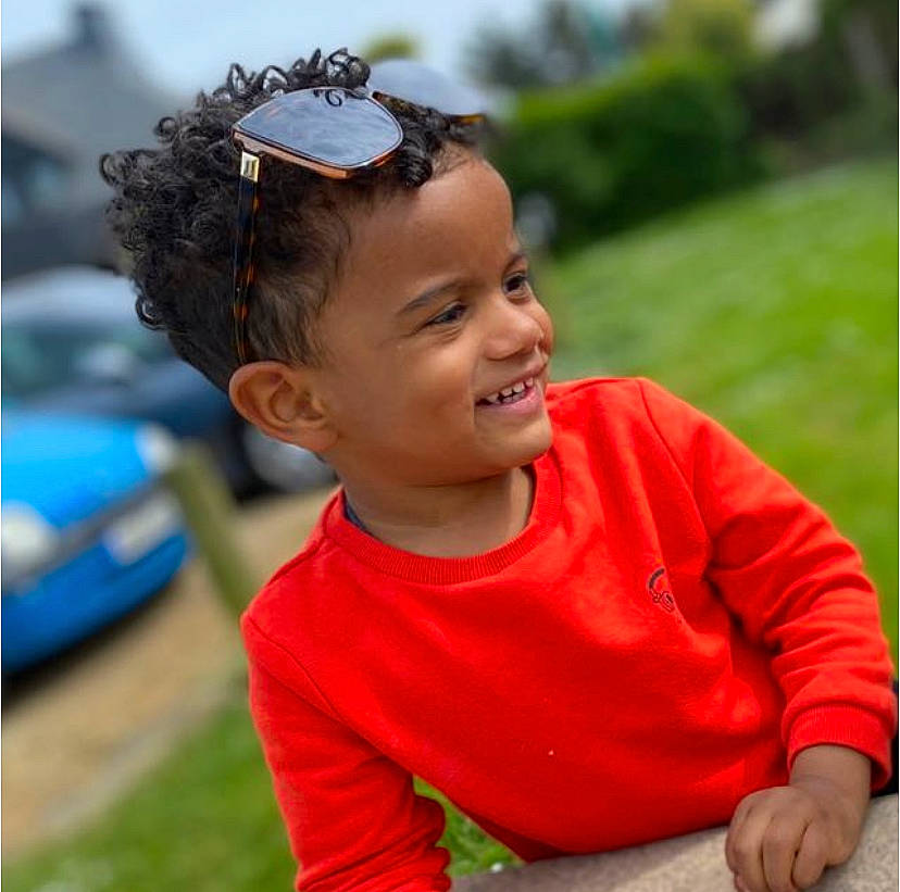 Ibrahim participe au concours pour gagner de l'argent avec cette photo : audio_equipment, black_hair, child, chin, cool, fashion_accessory, forehead, fun, grass, happy, headband, headpiece, joy, leisure, person, personal_protective_equipment, recreation, smile, t_shirt, temple