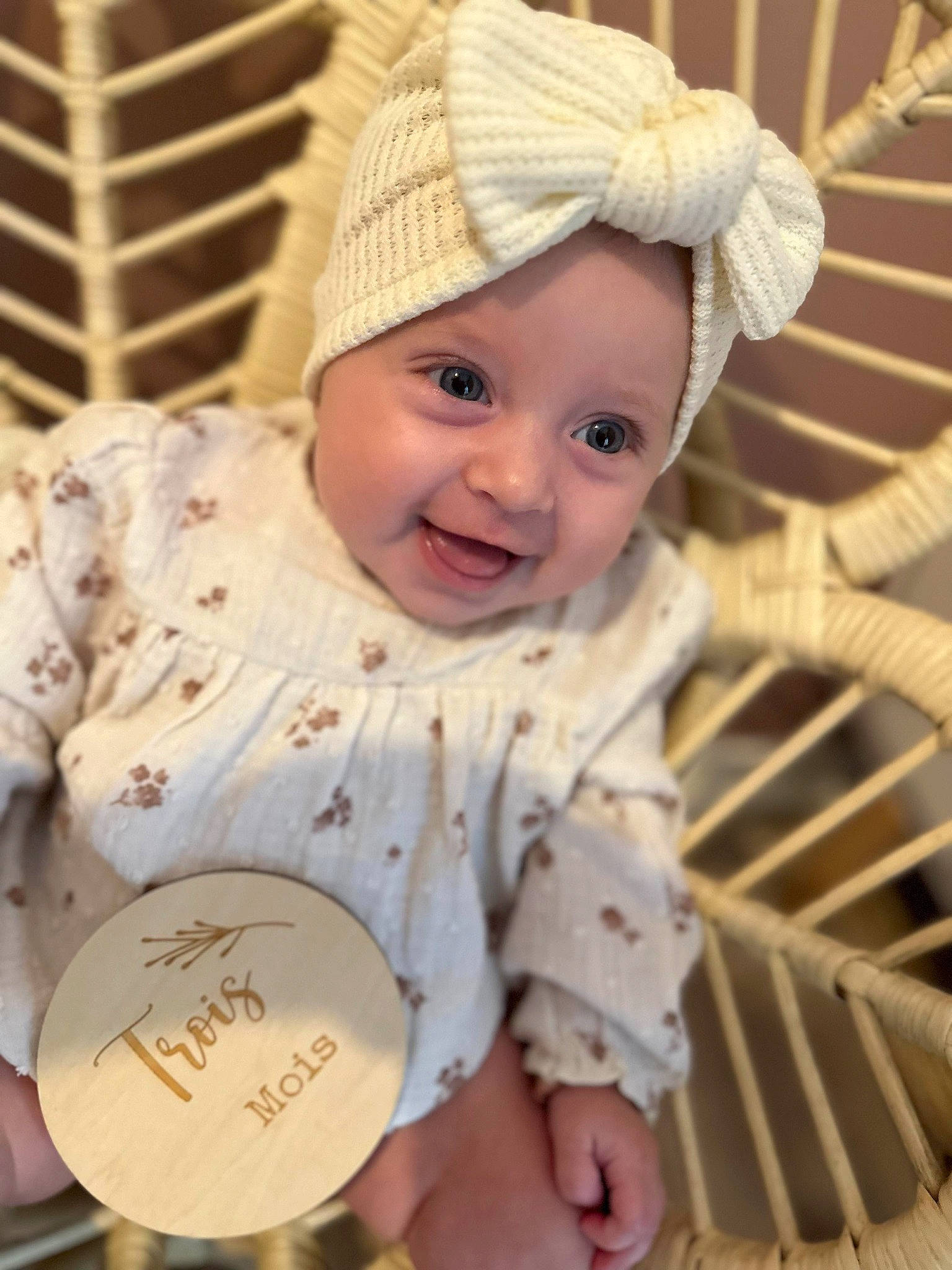 Joséphine a rejoint le concours — aidez-le/la à gagner de superbes lots ! baby, baby_products, baby_toddler_clothing, cap, cheek, child, facial_expression, fashion_accessory, fun, grass, handwriting, happy, headwear, joy, pattern, person, photograph, skin, sleeve, smile