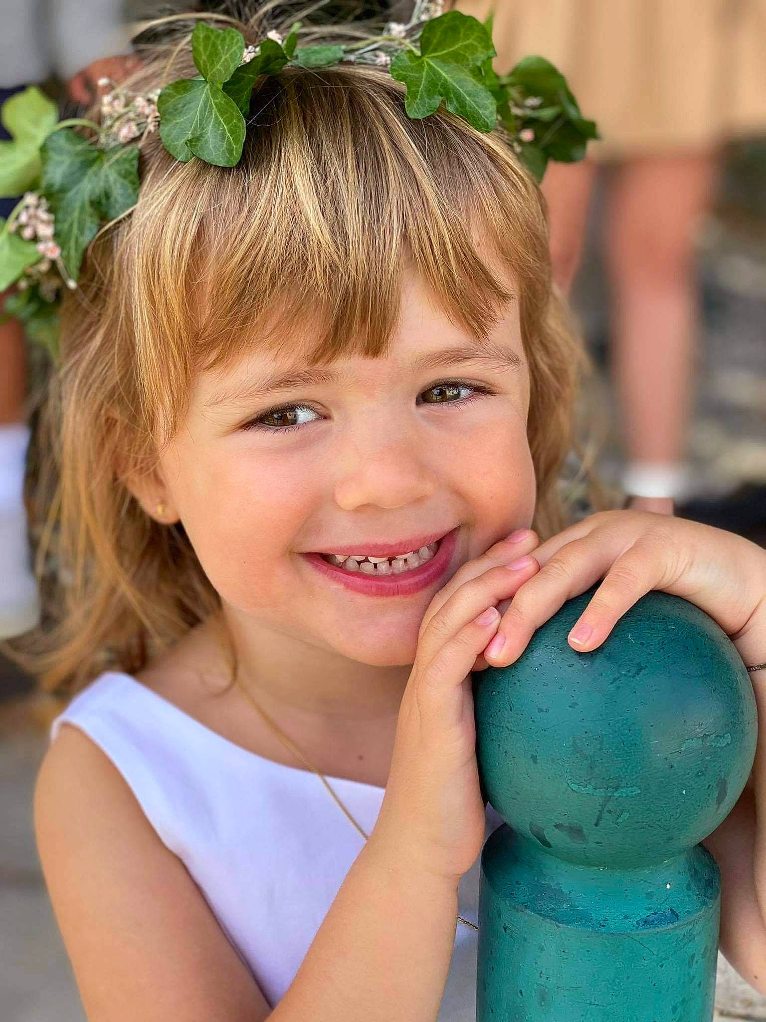 Coline a rejoint le concours — aidez-le/la à gagner de superbes lots ! blond, child, event, fashion_accessory, flower_arranging, fun, gesture, grass, green, happy, headband, headpiece, jewellery, joy, people_in_nature, person, photograph, pink, plant, smile