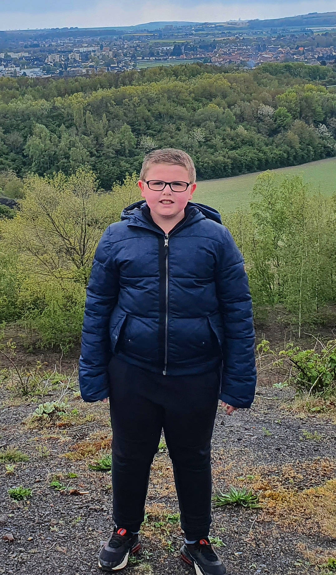 Matheo a rejoint le concours — aidez-le/la à gagner de superbes lots ! electric_blue, forest, glasses, grass, grassland, head, highland, jacket, landscape, morning, natural_landscape, outerwear, people_in_nature, person, plant, prairie, road, sky, sleeve, tree