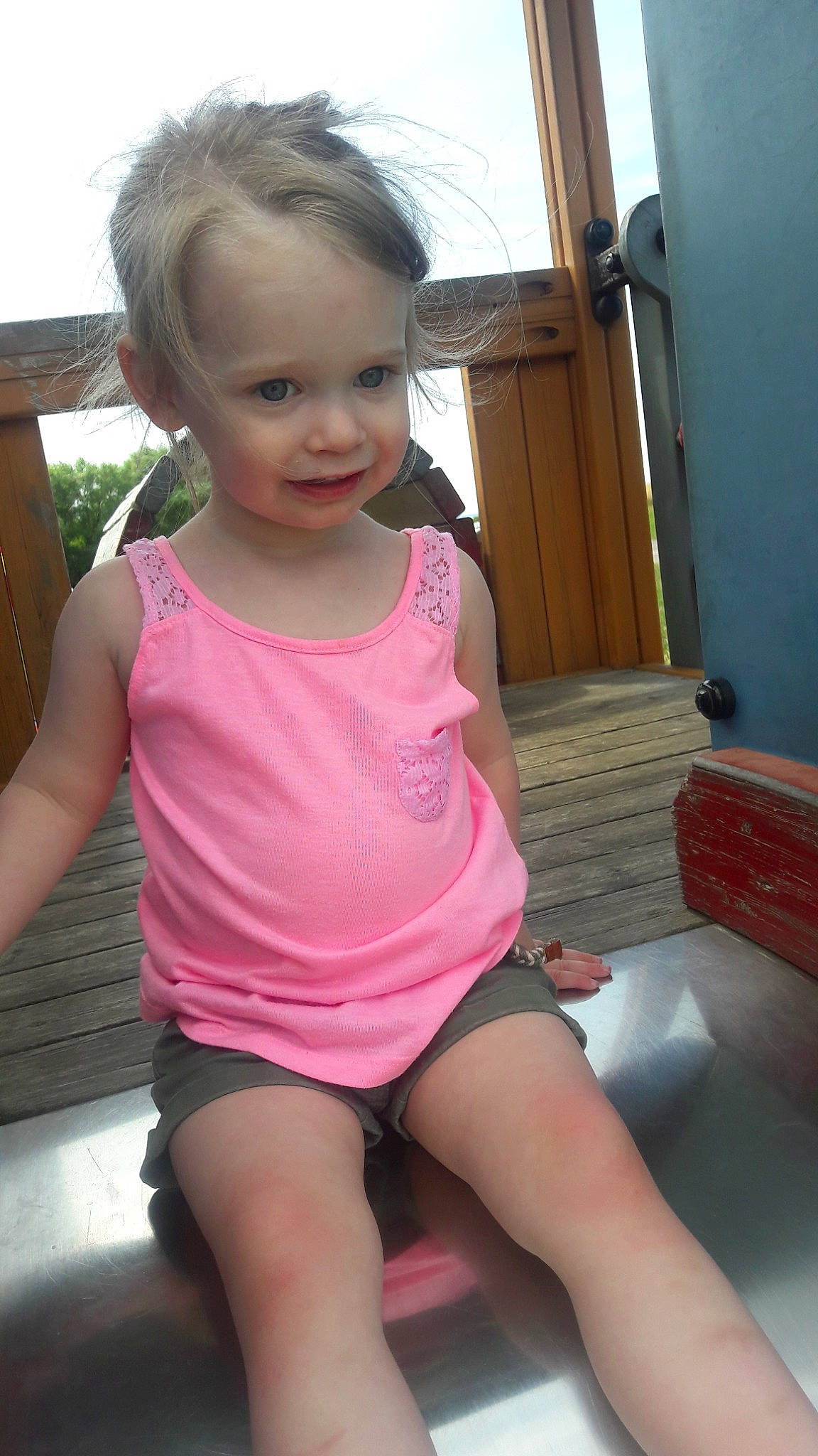 Emy a rejoint le concours — aidez-le/la à gagner de superbes lots ! cheek, child, joy, leg, person, pink, sitting, skin, smile, thigh, toddler