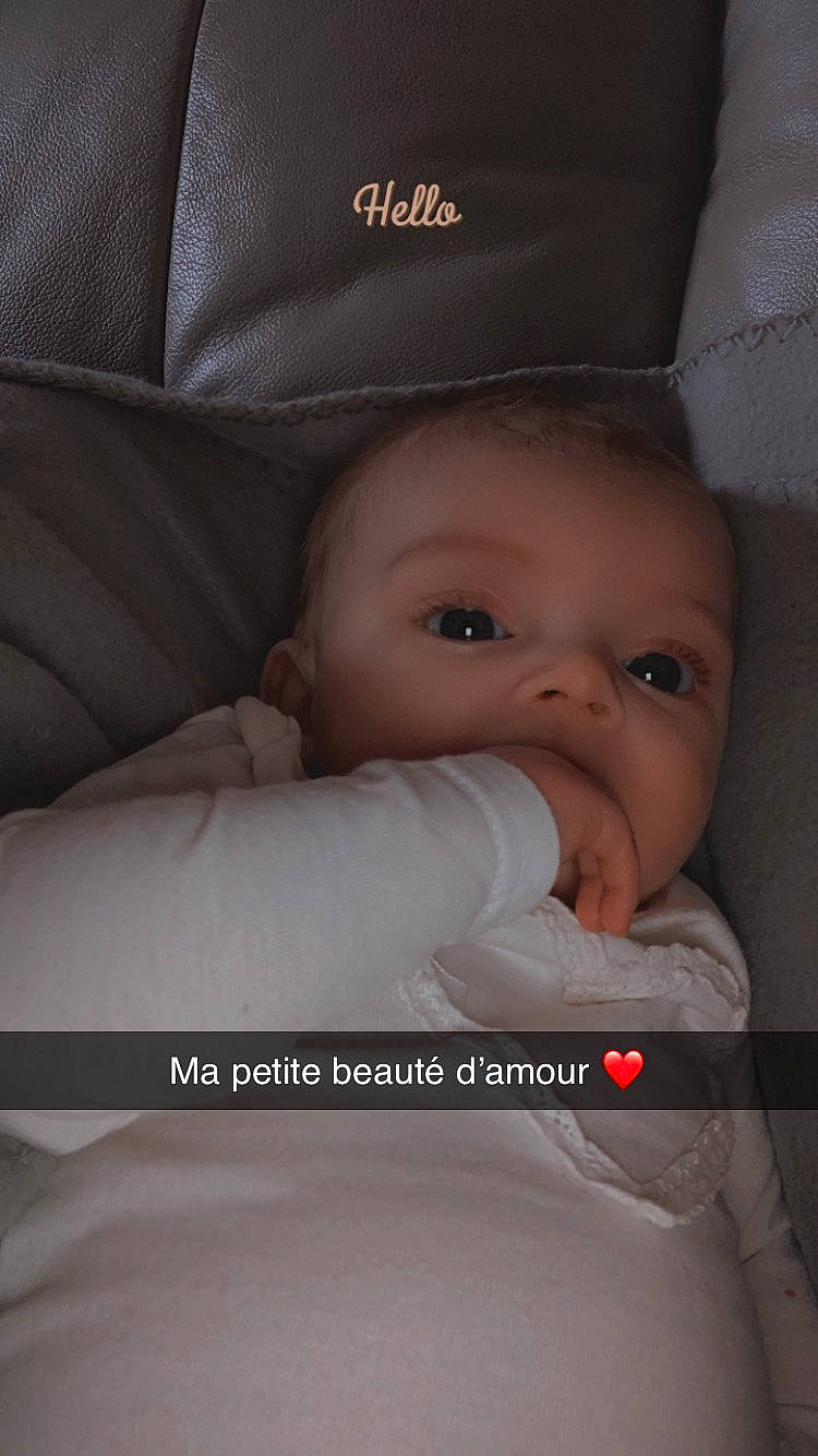 Athénays a rejoint le concours — aidez-le/la à gagner de superbes lots ! baby, baby_products, baby_safety, baby_toddler_clothing, cap, cheek, child, comfort, darkness, eye, eyebrow, eyelash, face, flash_photography, hat, iris, person, sitting, skin, thumb