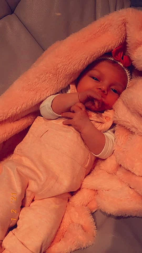 Athénays a rejoint le concours — aidez-le/la à gagner de superbes lots ! arm, baby, baby_sleeping, baby_toddler_clothing, cheek, child, comfort, finger, gesture, happy, linens, lip, mouth, nail, nose, person, skin, sleeve, textile, thumb